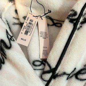 BNWT VS Robe 


Robe With Pockets 

FREE SHIPPING 🎁

Open to reasonable offers